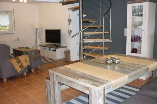 Wohnzimmer mit Aufgang zum Schlafzimmer und Bad