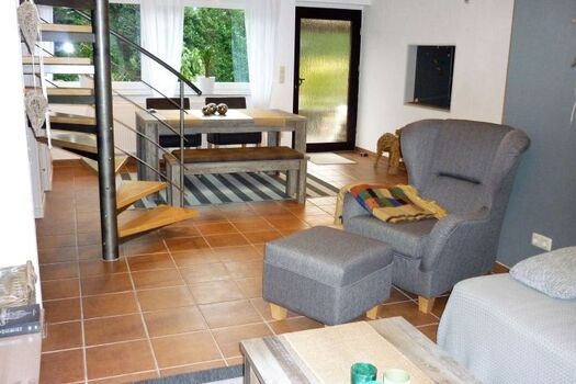 Wohnzimmer mit Ausgang zur überdachten Terrasse 