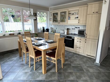 Küche und großer Esstisch 