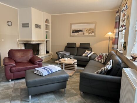 WZ mit Sofas und Kamin