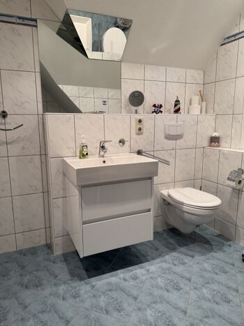 1.OG: Bad mit Waschtisch/Unterschrank