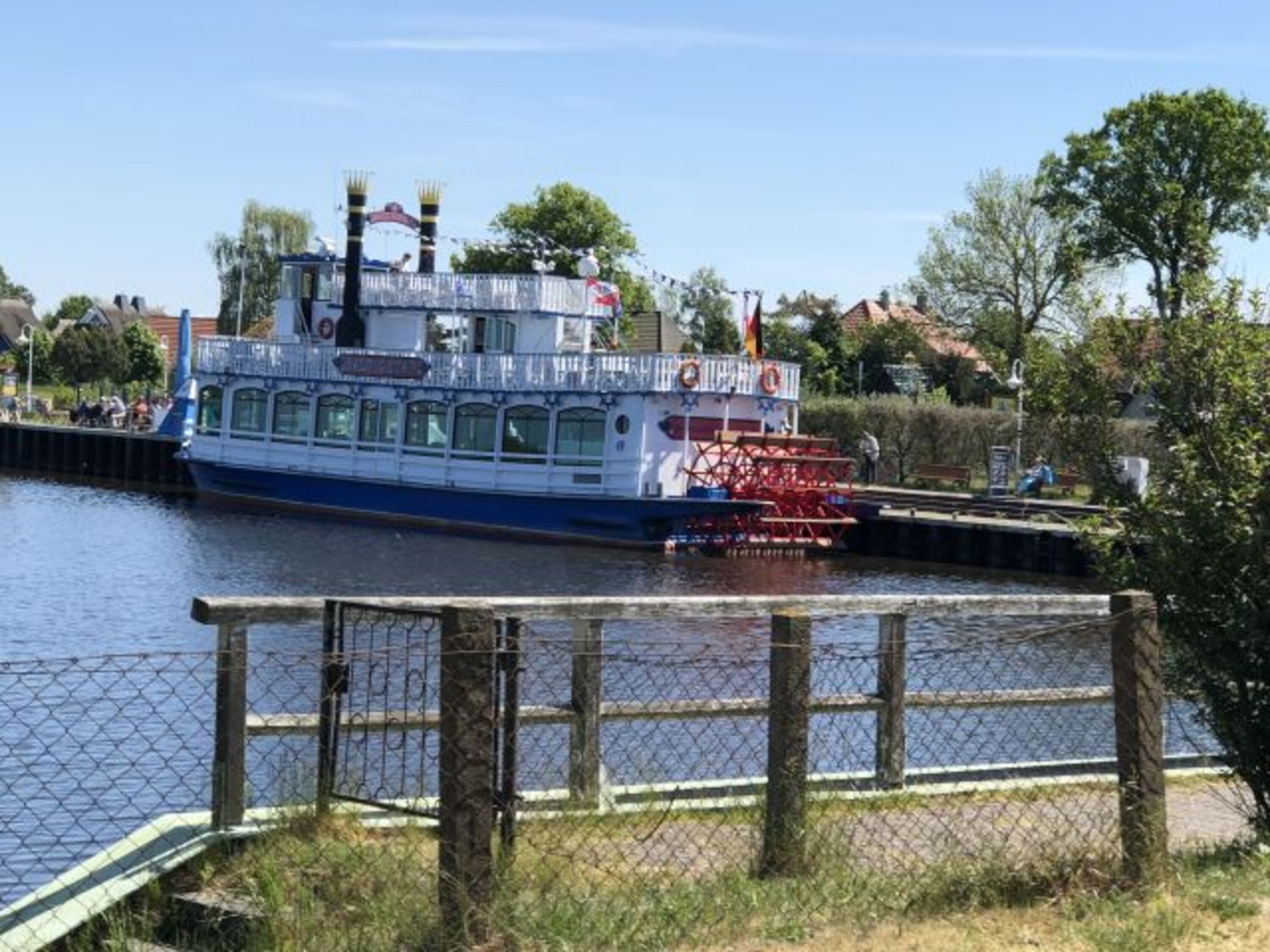 Raddampfer im Hafen