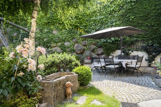 der Garten zum Relaxen und Frühstücken