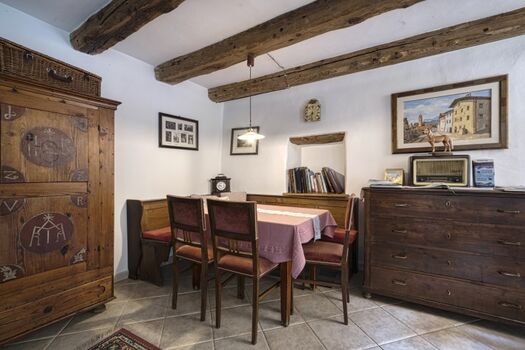 die Katharinenstube mit offenem Kamin und Bibiliothek