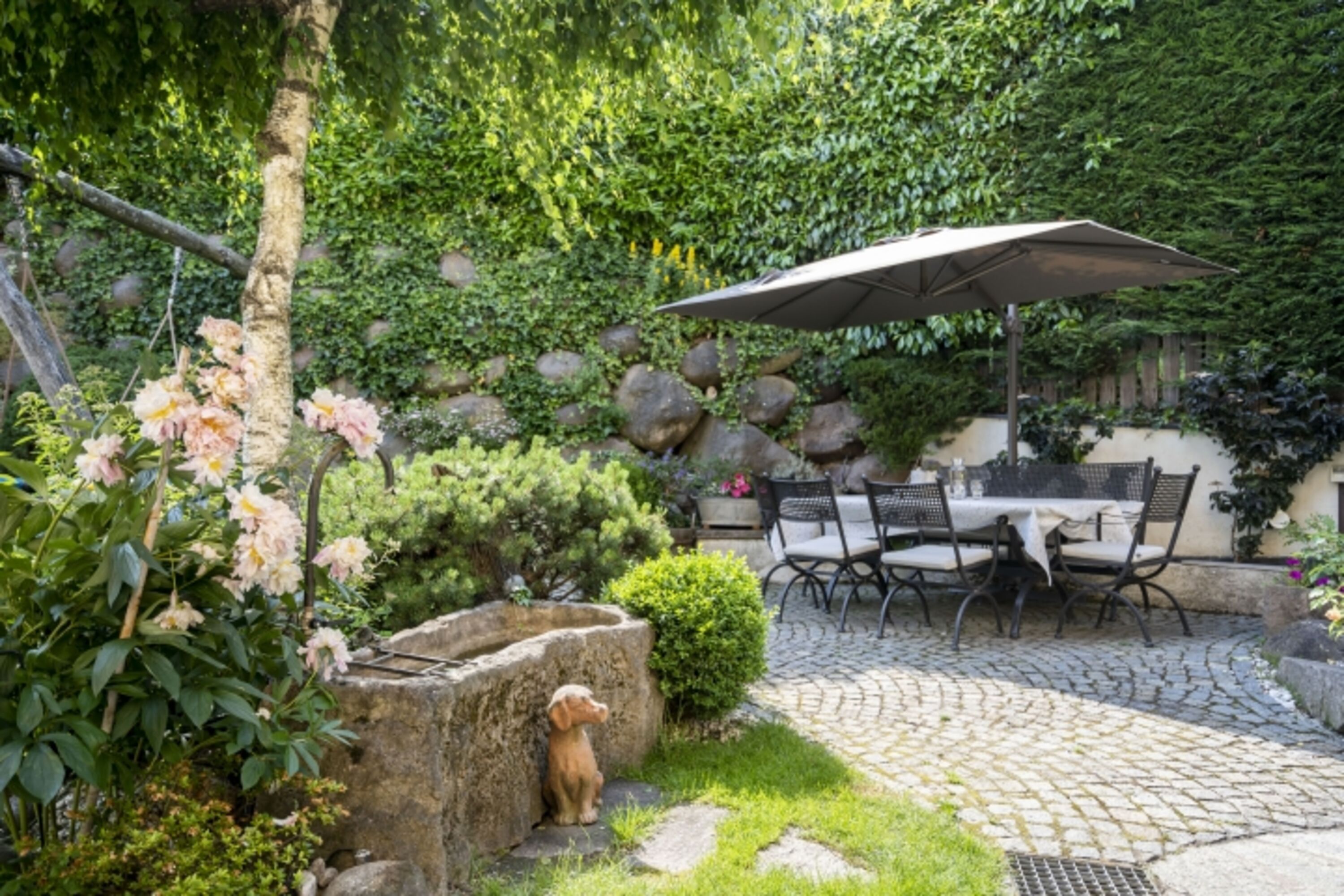 der Garten zum Relaxen und Frühstücken