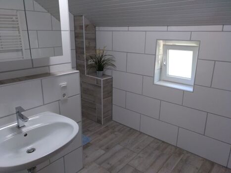 Neu renoviertes Bad mit ebenerdiger Dusche