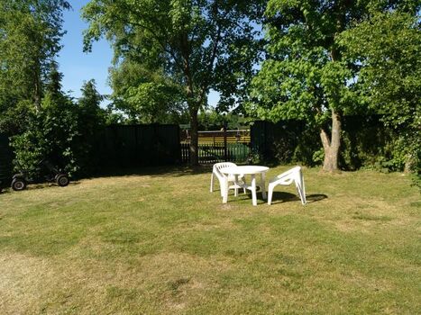 Innenhof mit vielen Sitzgelegenheiten und viel Platz. 