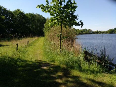 Schöner Weg um unseren Angelsee