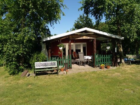 Blockhütte mit Grill.