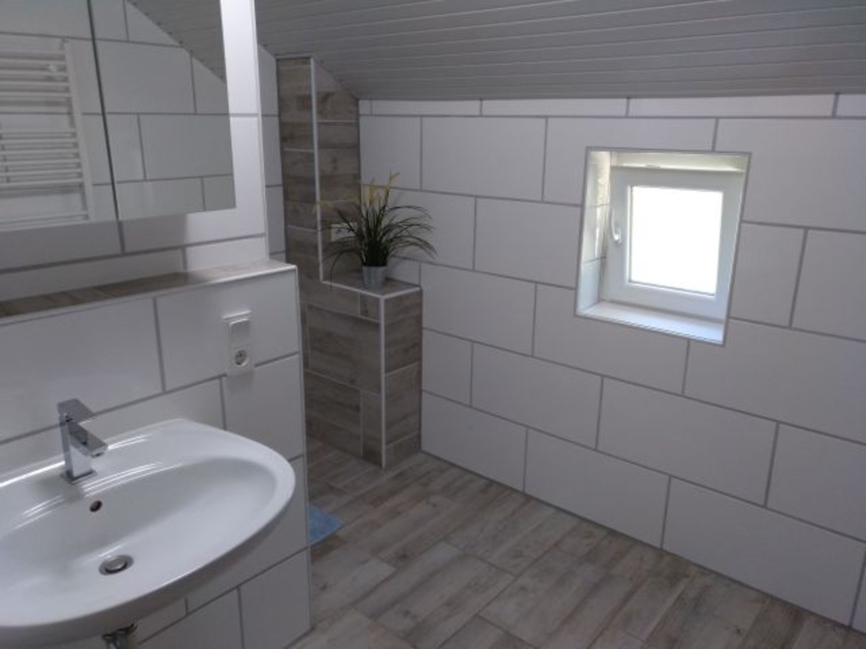 Neu renoviertes Bad mit ebenerdiger Dusche