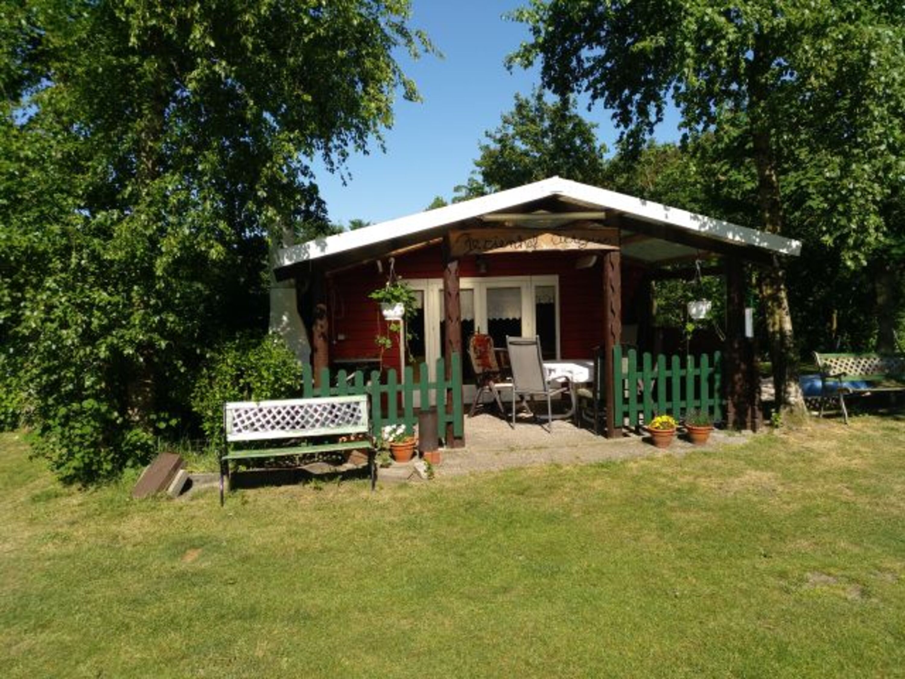 Blockhütte mit Grill.