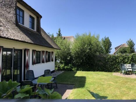 Garten mit Zaun und Terrasse 