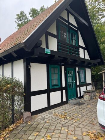 Eingangsbereich mit eigenem Parkplatz