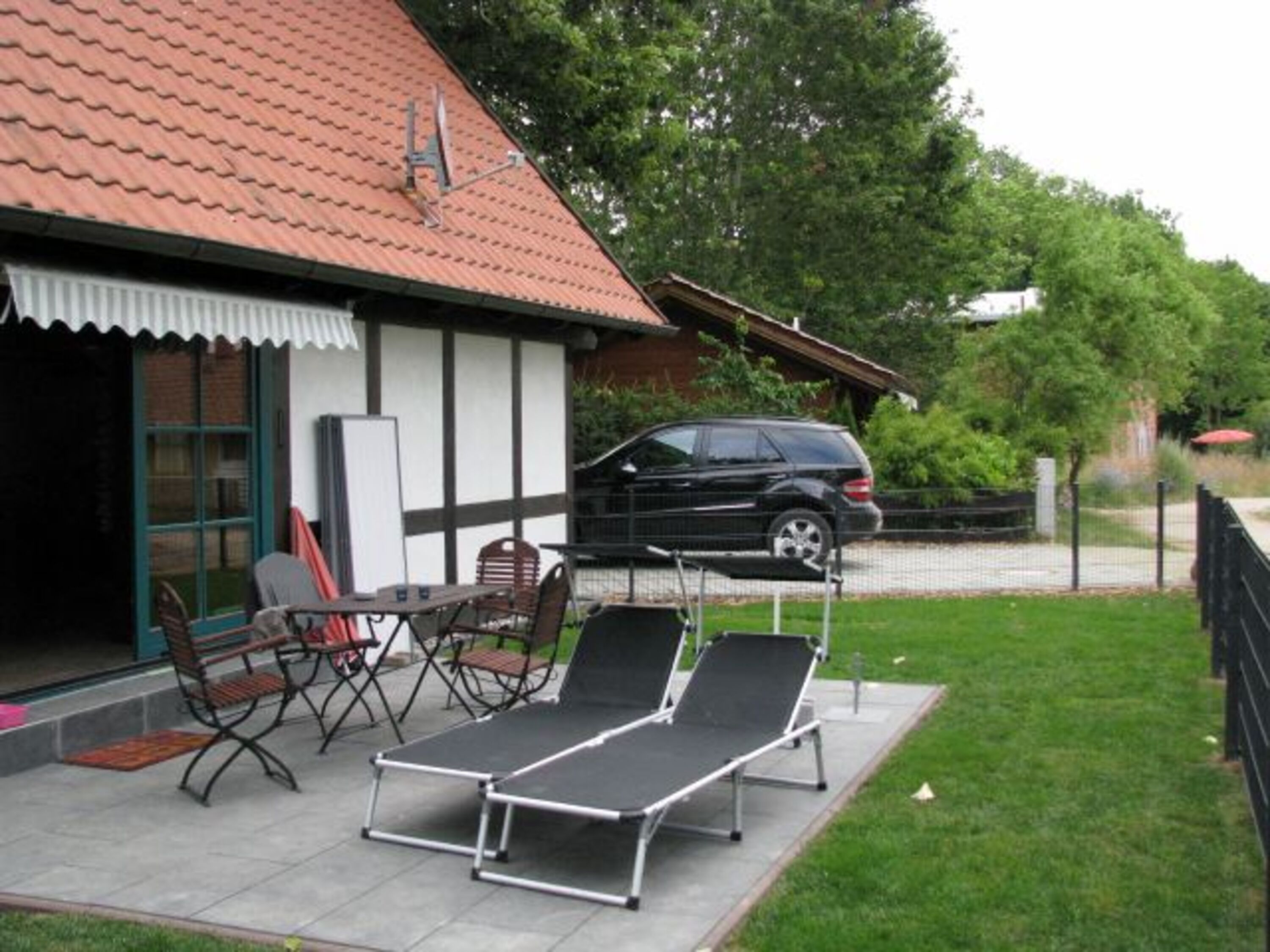Terrasse mit Liegestuhl