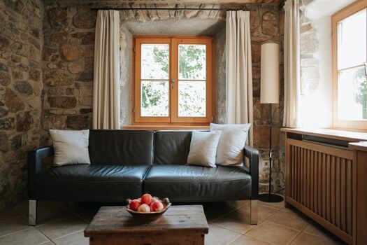 der Wohn-Essraum mit historischer Mauer