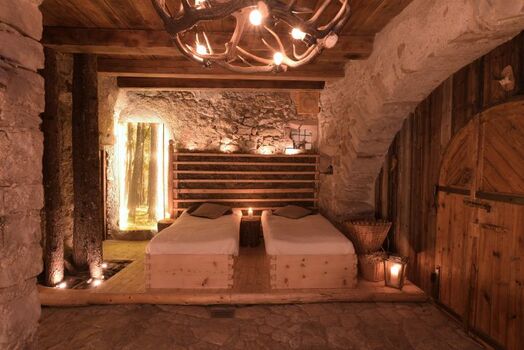 der Ruheraum des alpinen Wellnessbereichs mit Heubetten