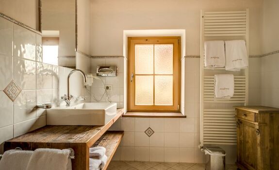 das originelle Badezimmer mit Waschtisch