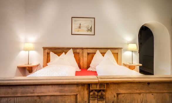 Schlafzimmer mit originalen Bauernmöbeln