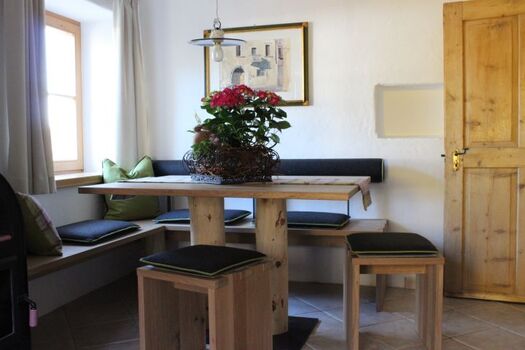 gemütliche Sitzecke mit südtiroler Lodenstoff im Wohn-Essraum mit Küche