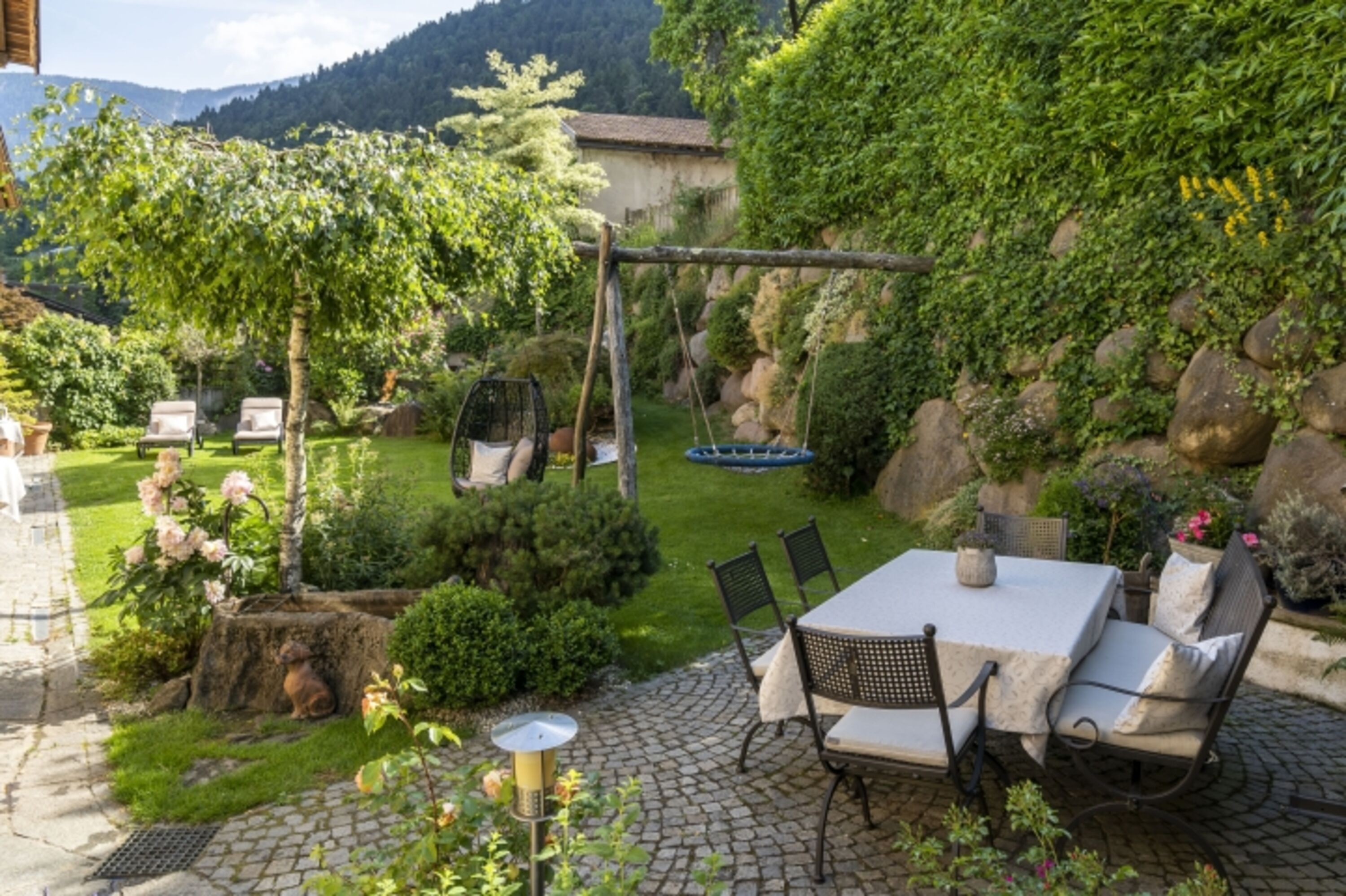 der romantische Garten mit Liegewiese