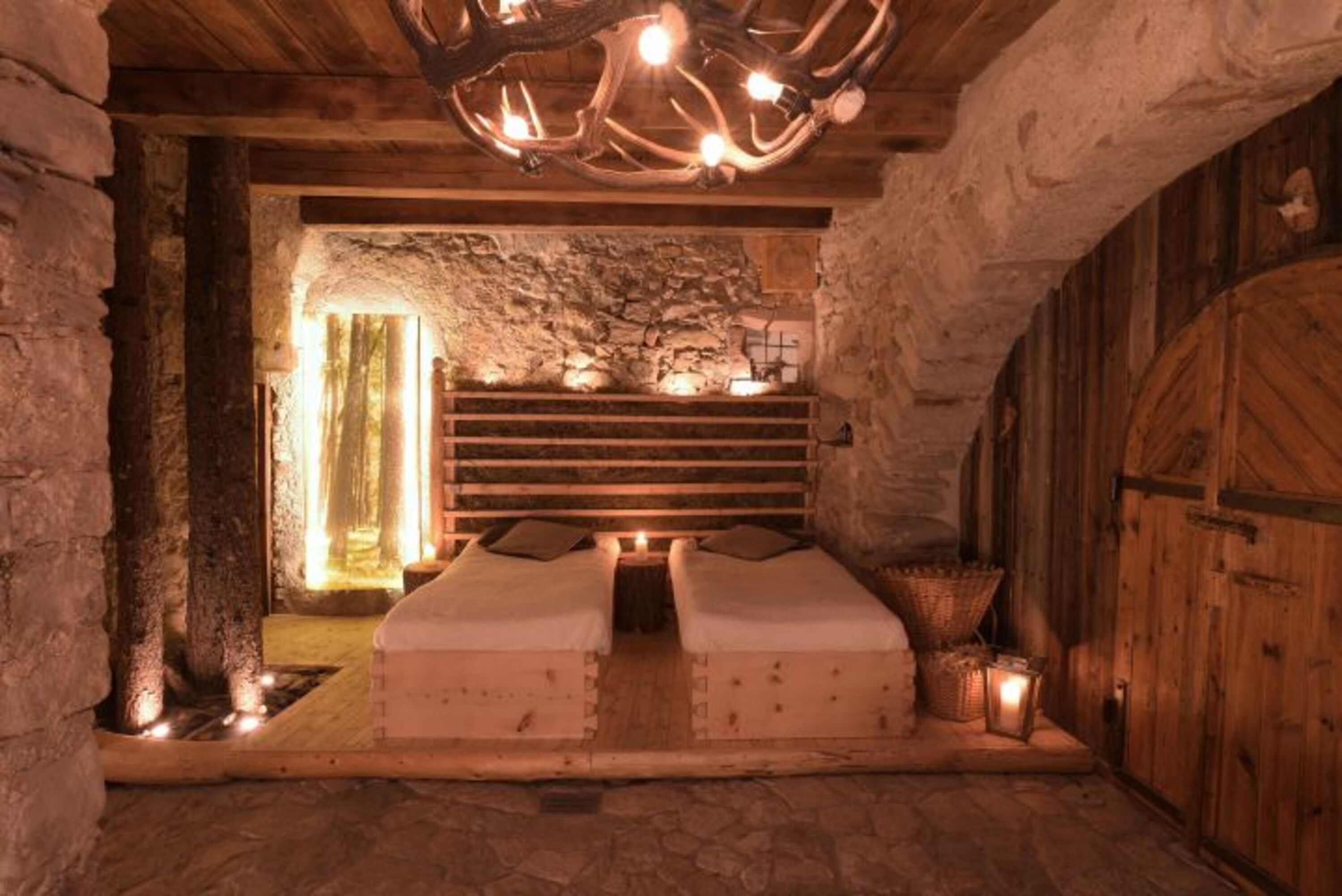 der Ruheraum des alpinen Wellnessbereichs mit Heubetten