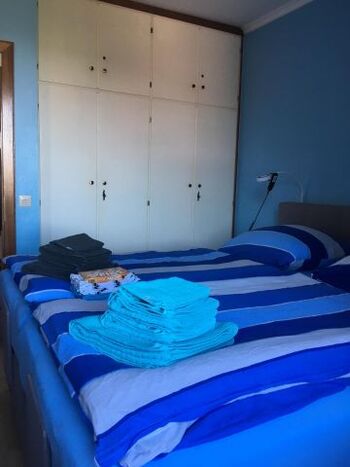 Der Wandschrank bietet viel Platz für Ihre Garderobe