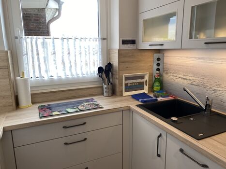 Komfortable Ablagefläche mit tiefem Waschbecken