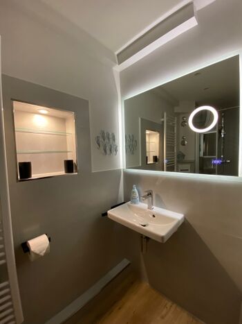 Der Spiegel verbindet sich via Bluetooth mit Ihrem Handy und spielt beim Duschen Ihre Lieblingsmusik