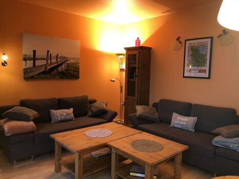 Gleich zwei große Sofas erwarten Sie zum Faulenzen