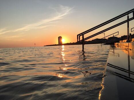 Schöner Sonnenuntergang direkt am Hauptstrand