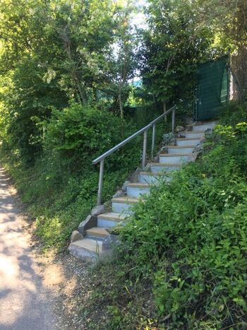 Treppe von der Strasse zum Tor