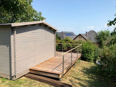Holzhaus mit Terrasse