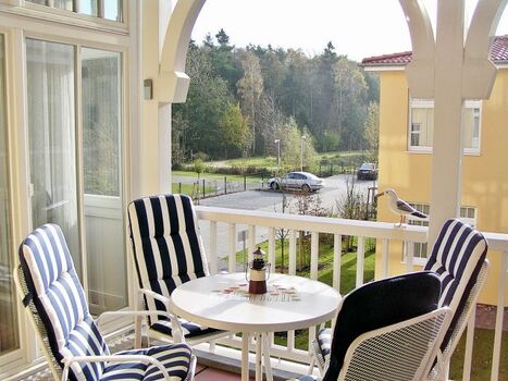Grozügiger und sonniger Süd-Balkon Ihrer Ferienwohnung mit gemütlichen Balkonmöbeln...