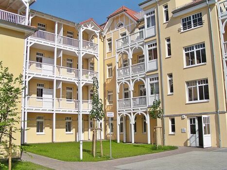 Der ruhige Innenhof des Dünenschlosses