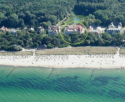 Luftbild vom Dünenschloss (Kreis): direkt am Strand und zudem am Stadtwald