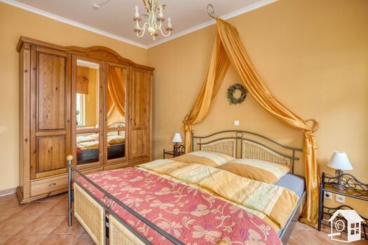 ...Kabel-TV mit DVD-Player, Safe, Kronleuchter und großem Kleiderschrank.