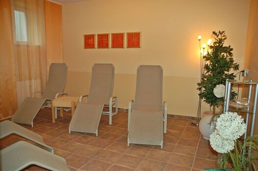 Gemütlich gestalteter Ruheraum im Wellnessbereich