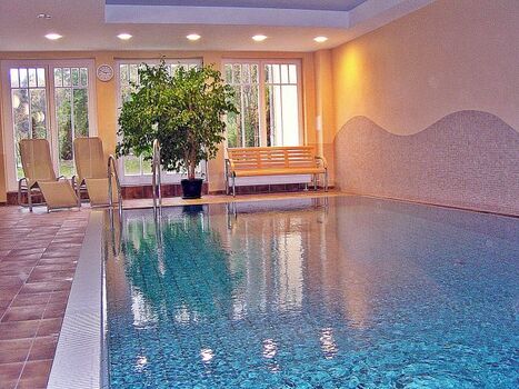 Hauseigenes Schwimmbad im Wellnessbereich (gratis) mit Duschen und Umkleiden.