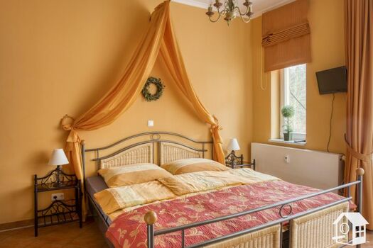 Romantisches Schlafzimmer mit Doppelbett und Betthimmel...