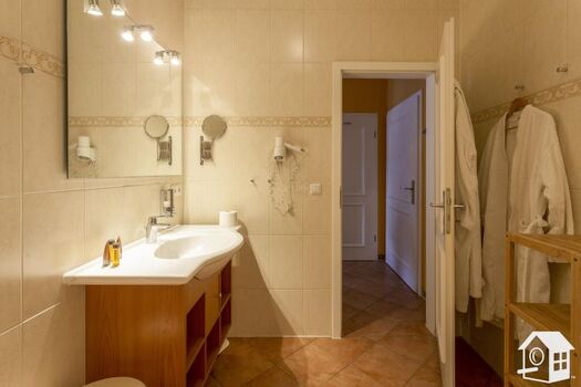 ...Handtuchheizung, Fußsprudelbad, Kosmetikspiegel und Fön