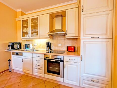 Hochwertige und komplett ausgestattete Küche im Landhausstil (Geschirrspüler, Kaffeevollautomat, etc.)