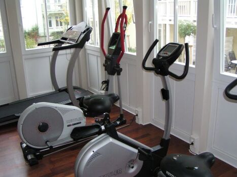 Blick in den gut ausgestatteten Fitnessbereich des Dünenschlosses (gratis)