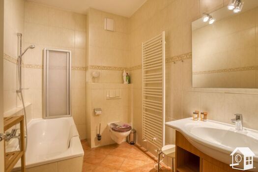 Luxuriöses, großzügiges Bad mit Badewanne mit Duschvorrichtung....