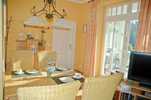 Der Essbereich aus einer anderen Perspektive mit Zugang zum großen Süd-Balkon