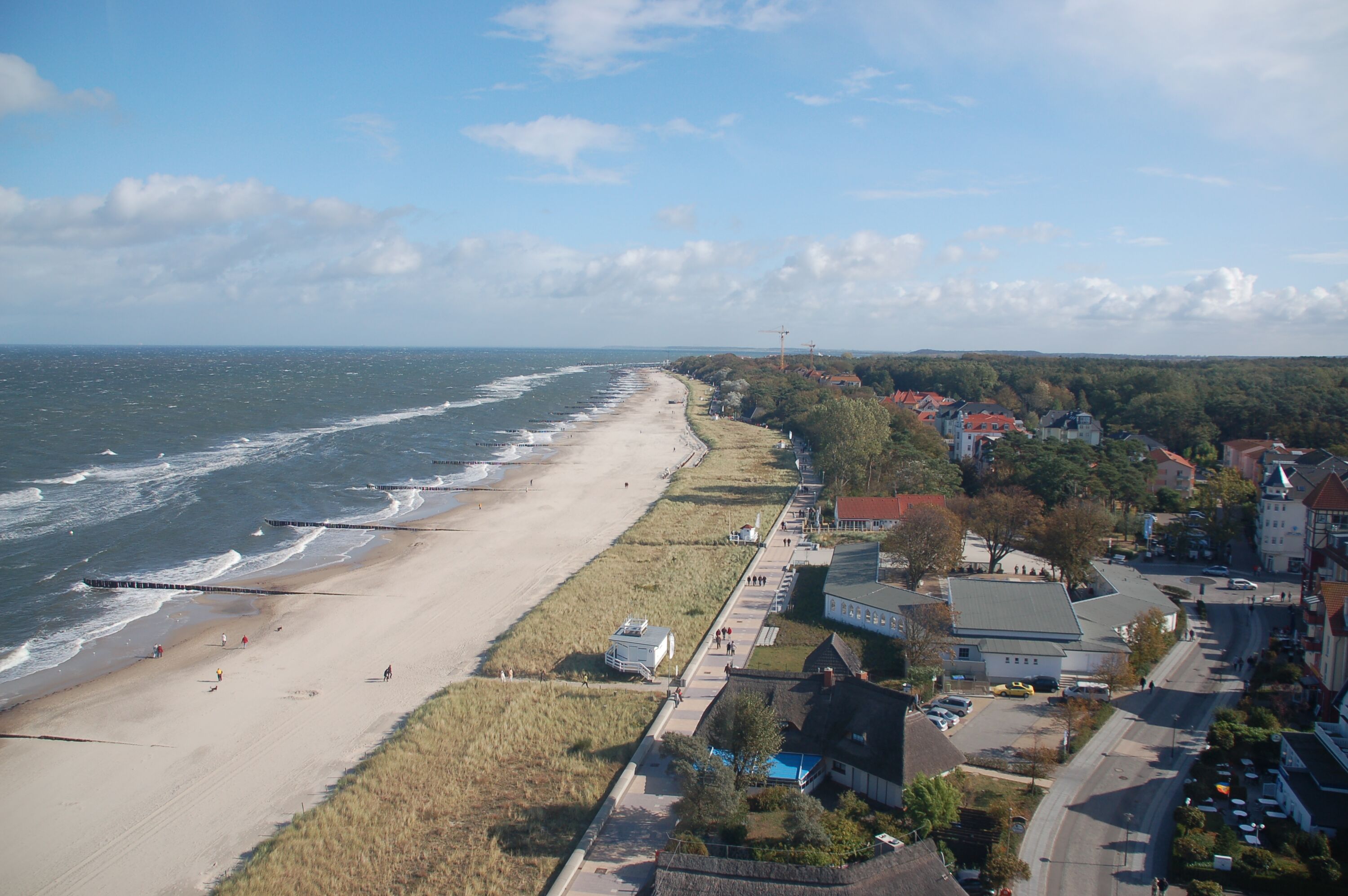 ...und in Richtung Kühlungsborn Ost mit der Seebrücke.