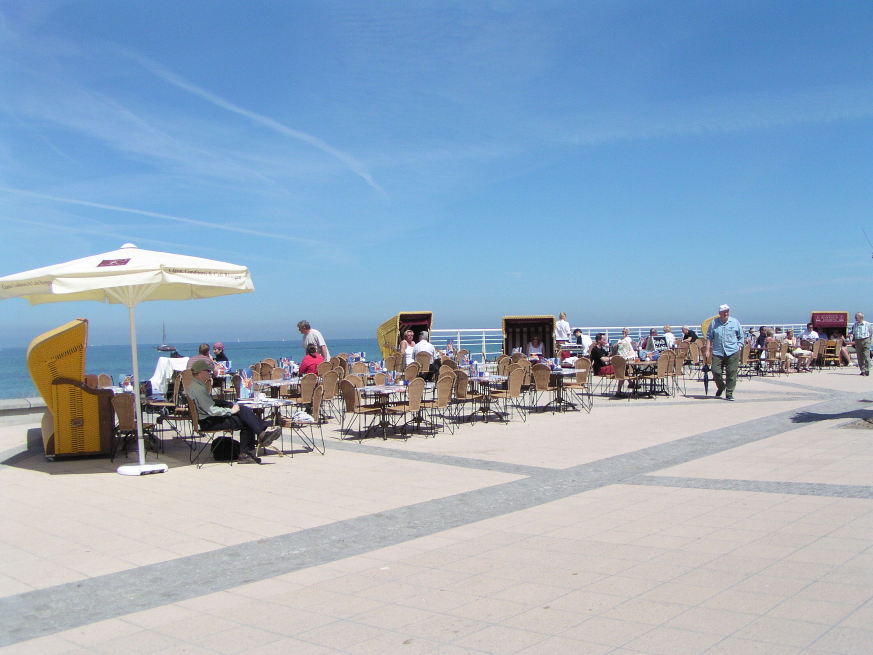Strand-Café auf dem nahen Baltic-Platz in Kühlungsborn West