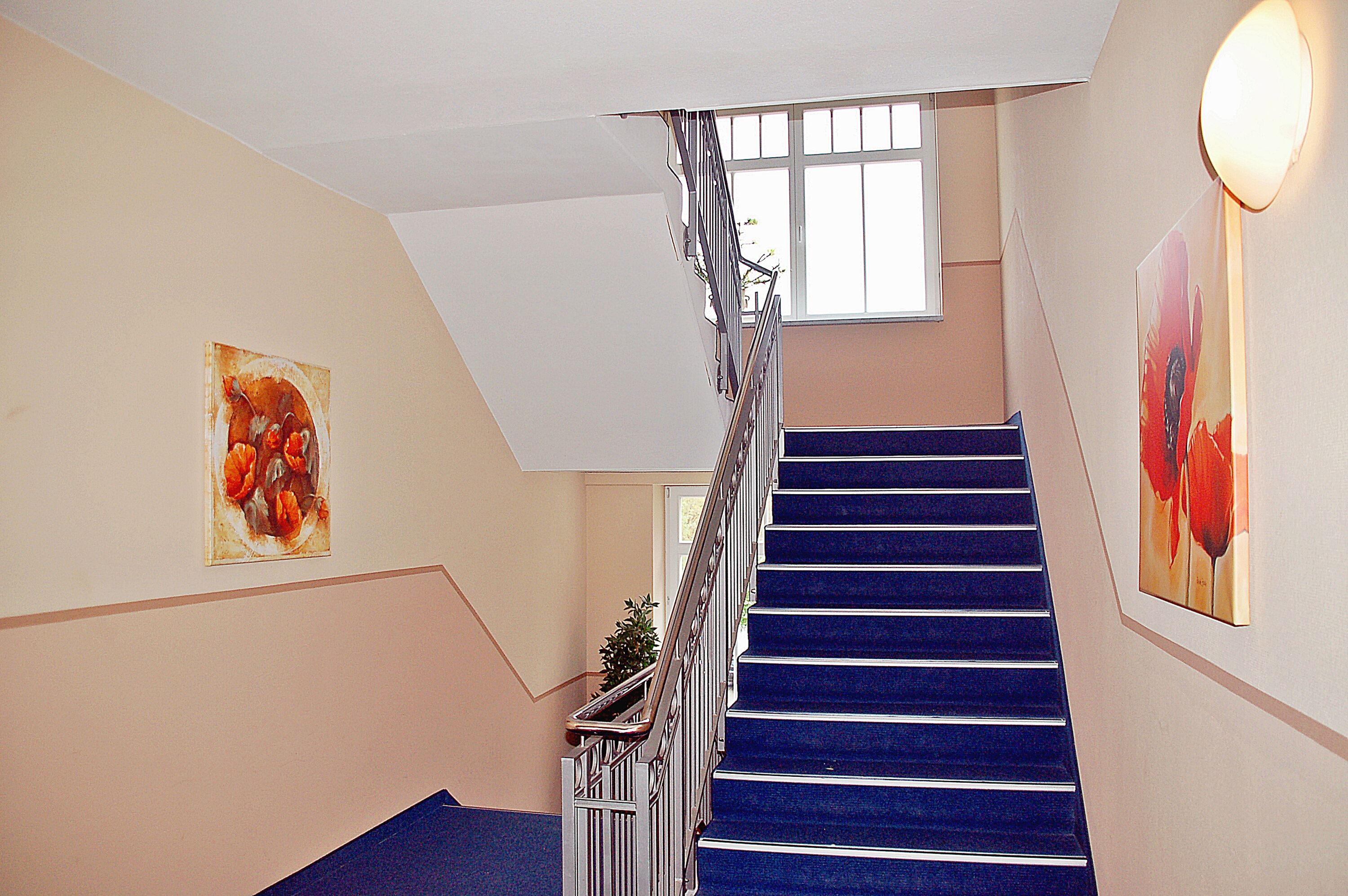 Mondänes Treppenhaus im Dünenschloss (Fahrstuhl ist natürlich auch vorhanden)