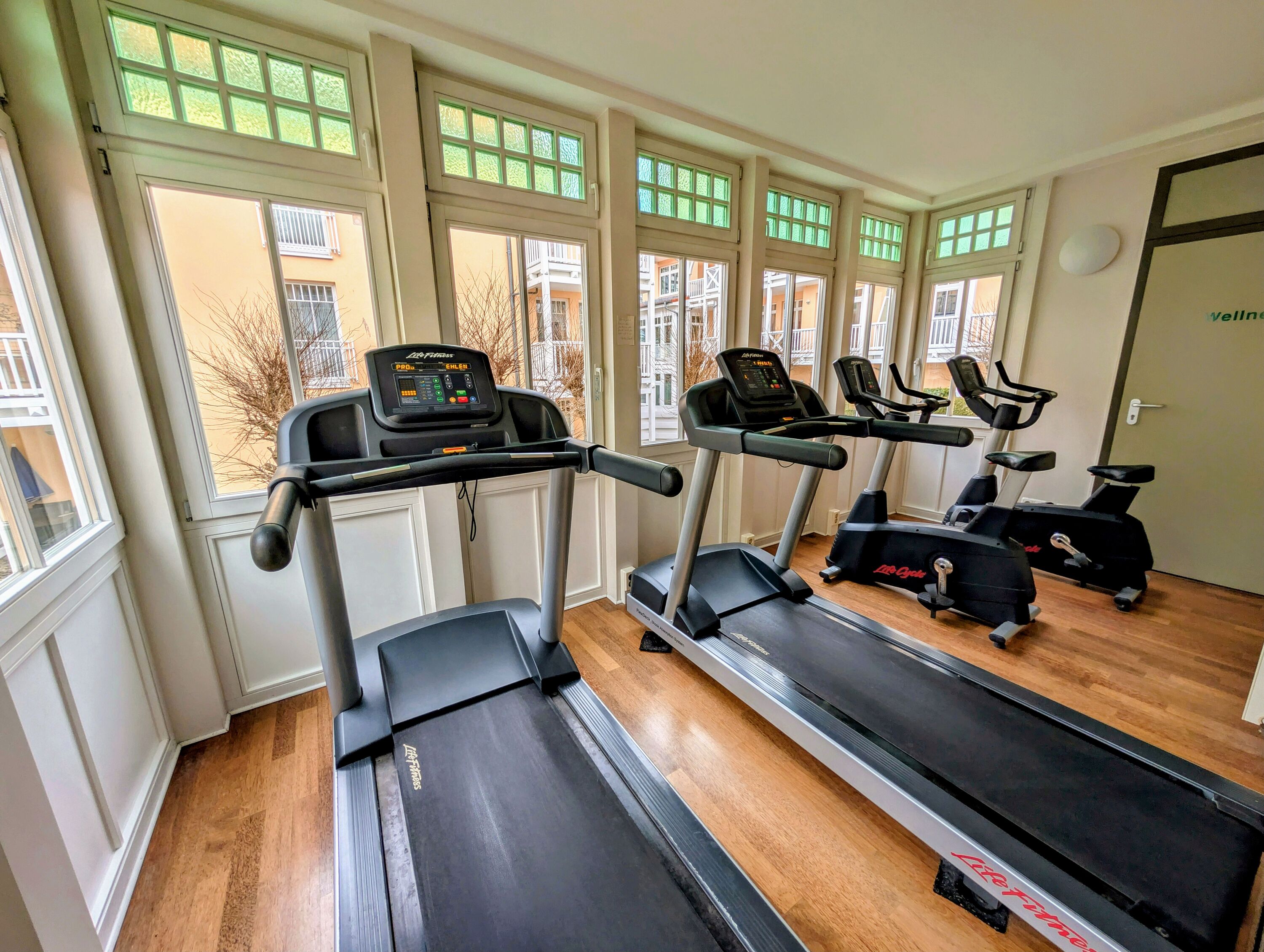 Blick in den hauseigenen Fitnessbereich, den unsere Gäste gratis nutzen können.