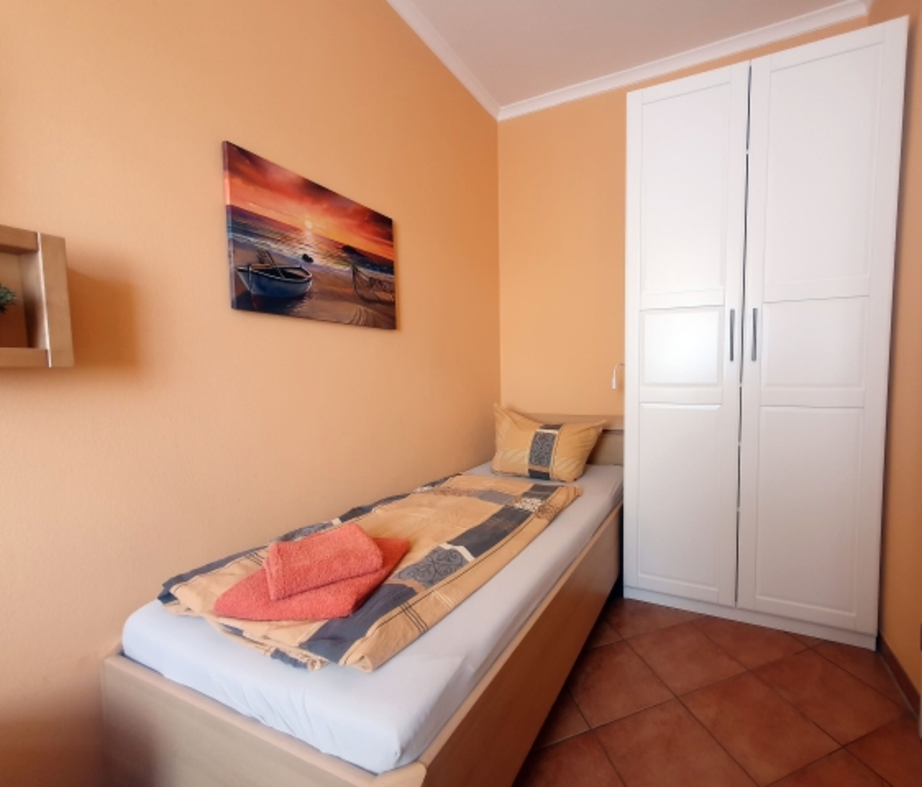 Das zweite Einzelbett im Gästezimmer (jeweils mit verstellbaren Lattenrosten).