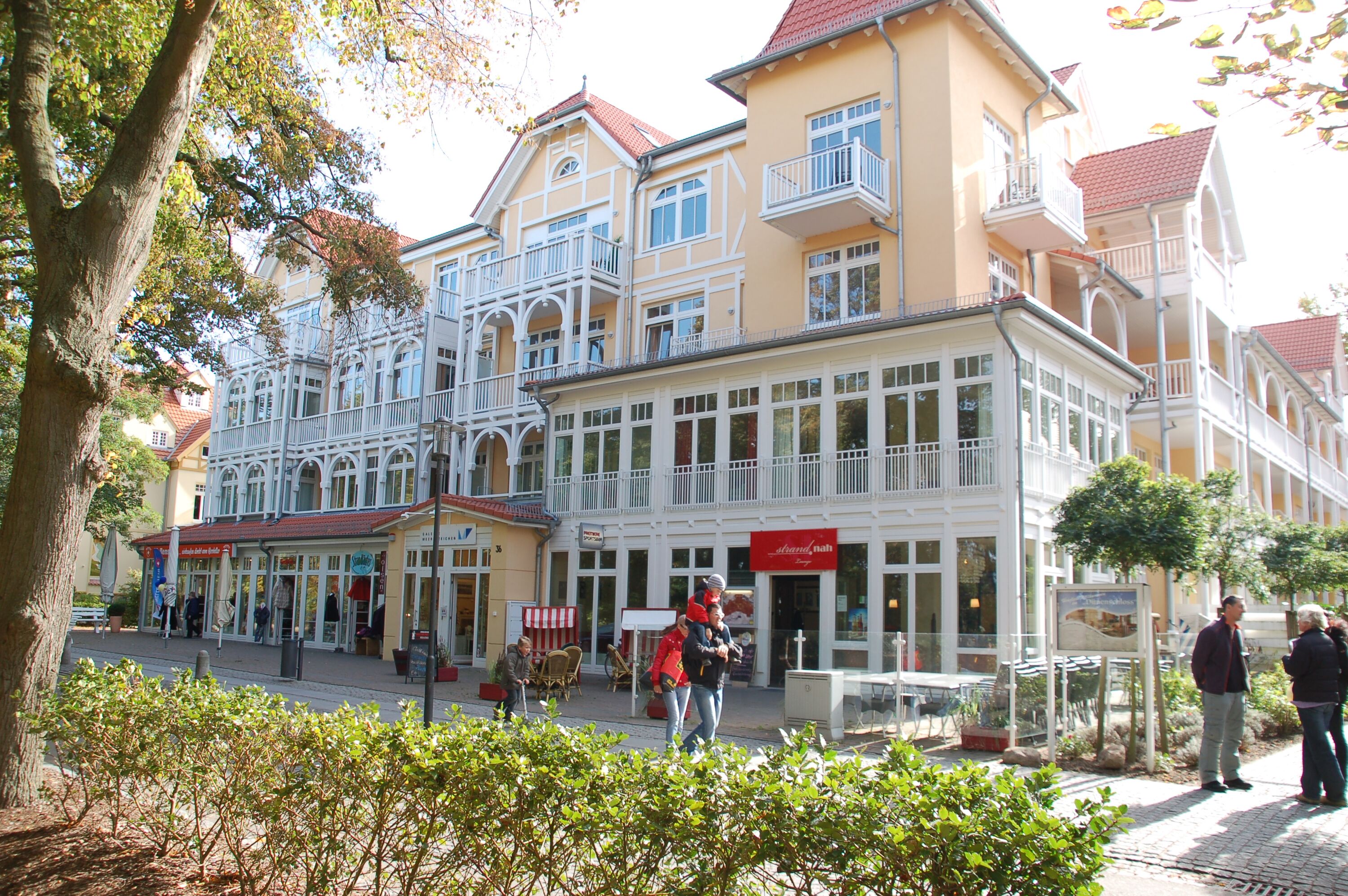 Das Dünenschloss von der Ostseeallee aus fotografiert